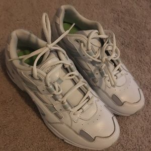 Vionic Tennis Shoes 9.5 Orthaheel